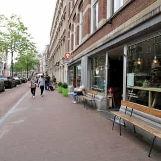 NIEUW op Horecaspot 👀⁠⁠
⁠⁠
🍽 Koffiebar & bezorg- en afhaalzaak⁠
📍 Amsterdam⁠ (centrum)⁠
✔ Verhuur vastgoed⁠ & verkoop bedrijfsexploitatie⁠
⁠
Deze mengformule is gelegen aan een drukke doorgaande weg, de bekende Spuistraat in Amsterdam. Veel toeristen en dagjesmensen wandelen via deze straat naar de Dam en andere delen van de binnenstad van Amsterdam. ⁠
⁠
Niet alleen toeristen weten deze locatie goed te vinden maar ook kantoormedewerkers van de vele kantoren rondom en studenten van de nabije gelegen UvA komen hier vaak.⁠
⁠
Meer info? Brochure of bezichtiging aanvragen? ⁠
🔗https://horecaspot.nl/aanbod/bedrijf-1783-id3155-mengformule-gelegen-aan-de-drukke-spuistraat