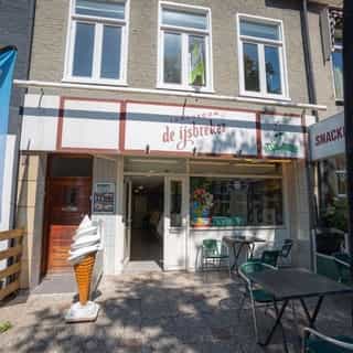 NIEUW op Horecaspot 👀⁠⁠
⁠⁠
🍽 Cafetaria & IJssalon⁠
📍 Haarlem⁠
✔ Verhuur vastgoed⁠ & verkoop bedrijfsexploitatie⁠
⁠
Gelegen op een centrale ligging in Haarlem aan een drukke doorgaande weg en fietspad. Hierdoor is het object geschikt voor afhaal- en bezorgconcepten.⁠
⁠
De horecazaak heeft een terras aan de voorzijde met 7 zitplaatsen en binnen over 12 zitplaatsen en aan de bar nog 3 zitplaatsen.⁠
⁠
Meer info? Brochure of bezichtiging aanvragen? ⁠
🔗 in bio