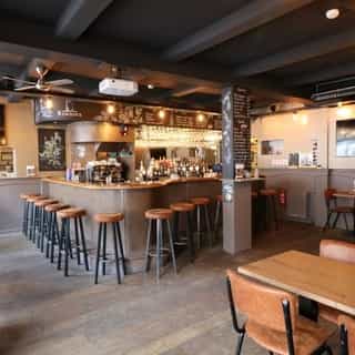 NIEUW op Horecaspot 👀⁠⁠
⁠⁠
🍽 Eetcafé en appartement⁠
📍 Amsterdam⁠ (Oud-West)⁠
✔ Verhuur vastgoed⁠ & verkoop bedrijfsexploitatie⁠
⁠
Deze horecazaak is gelegen aan de Overtoom, middenin het populaire stadsdeel Oud-West. De Overtoom kenmerkt zich als een gezellige straat met diverse goedlopende winkels en horecazaken. Het Vondelpark ligt op steenworp afstand van de zaak.⁠
⁠
Aan de voorzijde beschikt de zaak over een uitnodigend terras van ca. 28 zitplaatsen. Het eetcafé is ingericht met een brede bar en diverse zitplaatsen rondom. ⁠
⁠
Meer info? Brochure of bezichtiging aanvragen? ⁠
🔗 in bio