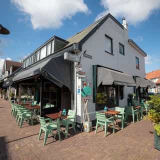 NIEUW op Horecaspot 👀⁠⁠
⁠⁠
🍽 Restaurant⁠
📍 Santpoort Noord⁠
✔ Verhuur vastgoed⁠ & verkoop bedrijfsexploitatie⁠
⁠
Het restaurant is gelegen in een hoek pand, met een ruim terras in de winkelstraat van Santpoort-Noord. ⁠
⁠
Eetlokaal 't Palet heeft op de begane grond circa 45 zitplaatsen en boven het restaurant een aparte ruimte met een klein terras beschikbaar voor maximaal 16 personen.⁠
⁠
Aan de voorzijde en langs de zijgevel is plek voor een terras met 16 zitplaatsen en aan de overzijde van de straat is er nog een terras met 14 zitplaatsen.⁠
⁠
Meer info? Brochure of bezichtiging aanvragen? ⁠
🔗 in bio