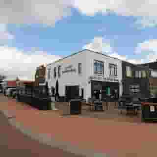 NIEUW op Horecaspot 👀⁠⁠
⁠⁠
🍽 Eetcafé met een B&B⁠
📍 Breezand⁠
✔ Verhuur vastgoed⁠ & verkoop bedrijfsexploitatie⁠
⁠
Dit horecabedrijf met terras en B&B is gelegen in Breezand. Een aantal jaren is het bedrijf gerenoveerd. De begane grond is compleet vernieuwd en opnieuw ingericht. De bovengelegen woning is volledig gestript en verbouwd tot een Bed & Breakfast.⁠
⁠
Meer info? Brochure of bezichtiging aanvragen? ⁠
🔗 in bio