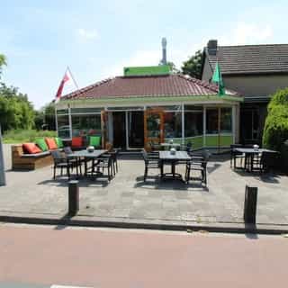 NIEUW op Horecaspot 👀⁠⁠
⁠⁠
🍽 Restaurant/cafetaria met woning⁠
📍 Andijk⁠
✔ Verkoop vastgoed⁠
⁠
Dit restaurant, inclusief woning, is gelegen in het plaatje Andijk - op steenworp afstand van het IJsselmeer. Zowel het (horeca)bedrijfsobject als de woning staat te koop. ⁠
⁠
De cafetaria is recent verbouwd en kent veel nieuw apparatuur. ⁠
⁠
Meer info? Brochure of bezichtiging aanvragen? ⁠
🔗https://horecaspot.nl/aanbod/vastgoed-1666-vmh5-2627-restaurant-cafetaria-met-woning-in-andijk