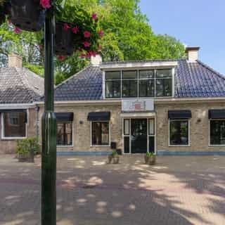 NIEUW op Horecaspot 👀⁠⁠
⁠⁠
🍽 Restaurant⁠
📍 Oldeberkoop⁠
✔ Verhuur vastgoed⁠ & verkoop bedrijfsexploitatie⁠
⁠
Een restaurant gevestigd in het hart van het 900 jaar oude dorpje Oldeberkoop. ⁠
⁠
Het object beschikt over een grote capaciteit binnen, namelijk 55 zitplaatsen. Dan is er nog klein terras aan de voorzijde, met een verlengde aan de overkant van de straat op het hofje. In totaal 60 zitplaatsen. ⁠
⁠
Meer info? Brochure of bezichtiging aanvragen? ⁠
🔗 in bio