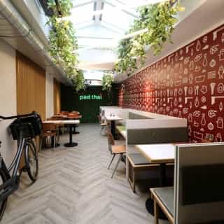 NIEUW op Horecaspot 👀⁠⁠
⁠⁠
🍽 Lunchroom⁠
📍 Amsterdam⁠ (centrum - negen straatjes)⁠
✔ Verhuur vastgoed⁠ & verkoop bedrijfsexploitatie⁠
⁠
Deze horecazaak is gelegen aan een van de meest karakteristieke (en bekende) straten van Amsterdam. De Berenstraat behoort tot de bekende negen straatjes en kent een grote variëteit aan winkels en horecagelegenheden.⁠
⁠
Meer info? Brochure of bezichtiging aanvragen? ⁠
🔗 in bio