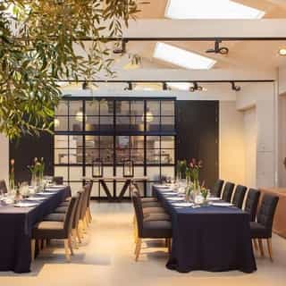 NIEUW op Horecaspot 👀⁠⁠
⁠⁠
🍽 Restaurant⁠
📍 Haarlem⁠
✔ Verhuur vastgoed⁠ & verkoop bedrijfsexploitatie⁠
⁠
De exploitatie van Pepijn's Kitchen wordt ter overname aangeboden. Gelegen in een uniek object in het centrum van Haarlem. Een statig monumentaal pand met een grote open keuken en een vloeroppervlakte van ca. 360m²⁠
⁠
Bij Pepijn's Kitchen kan je terecht voor private dining, (zakelijke) diners, presentaties/vergaderingen en het vieren van bruiloften. ⁠
⁠
Meer info? Brochure of bezichtiging aanvragen? ⁠
🔗in bio