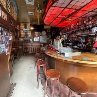 NIEUW op Horecaspot 👀⁠⁠
⁠⁠
🍽 Café ⁠
📍 Amsterdam⁠ (de Jordaan)⁠
✔ Verhuur vastgoed⁠ & verkoop bedrijfsexploitatie⁠
⁠
Dit bekende café is gelegen aan de Prinsengracht, middenin de Jordaan. Het horecabedrijf kent een gemixte doelgroep van buurtbewoners en toeristen. In de omgeving vind je de diverse toeristische trekpleisters aanwezig zoals bijvoorbeeld het Anne Frank Huis, de Westerkerk en de Noorderkerk.⁠
⁠
Het café beschikt over een gevelterras aan de voorzijde en een ruim terras aan de gracht. Binnen is het café authentiek en sfeervol ingericht met een ronde bar in het midden.⁠
⁠
Meer info? Brochure of bezichtiging aanvragen? ⁠
🔗 in bio