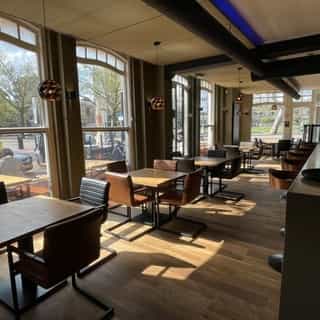 NIEUW op Horecaspot 👀⁠⁠
⁠⁠
🍽 Café, restaurant⁠
📍 ⁠Amsterdam⁠
✔Verhuur vastgoed⁠ & verkoop bedrijfsexploitatie⁠
⁠
Deze horecazaak is gelegen aan het begin van de goedbezochte Dappermarkt in Amsterdam Oost. In de buurt zijn diverse hotels, goedlopende horecazaken en een bekende brouwerij gevestigd.⁠
⁠
De zaak beschikt over een zonnig terras van ca. 18m² aan de voorzijde. Middenin de zaak is een brede bar gesitueerd met rondom diverse zitplaatsen.⁠
⁠
Achter de bar is een professionele keuken gevestigd. Het pand beschikt over een kelder van ca. 30m² welke is voorzien van een koelcel.⁠
⁠
Deze zeer mooie locatie is zonder verplichtingen beschikbaar ter overname.⁠
⁠
Meer info? Brochure of bezichtiging aanvragen? ⁠
🔗 in bio