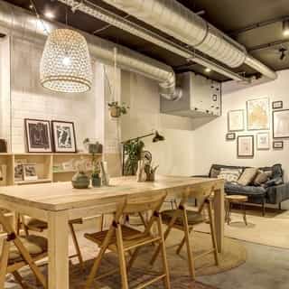 NIEUW op Horecaspot 👀⁠⁠
⁠⁠
🍽 Koffiezaak, lunchroom⁠
📍 ⁠Amsterdam⁠
✔Verhuur vastgoed⁠ & verkoop bedrijfsexploitatie⁠
⁠
Aan de overzijde van dit prachtige horecabedrijf zit je direct in de beroemde Grachtengordel van Amsterdam. Aan de andere kant zit je midden in de Pijp. De meest beroemde en gewilde wijk van Amsterdam.⁠
⁠
Eighty-Two, de perfecte plek om productief te zijn voor je studie/werk of om bij te praten met je vrienden onder het genot van een kopje koffie en een heerlijke brunch (of misschien een cocktail?).⁠
⁠
Het menu bestaat uit klassieke brunchrecepten met een twist. Er wordt gewerkt met ingrediënten van de hoogste kwaliteit. De persoonlijke touch van de ondernemers en het gigantische social media bereik maakt dit bedrijf tot een instant succes.⁠
⁠
Meer info? Brochure of bezichtiging aanvragen? ⁠
🔗 in bio