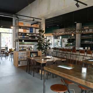 NIEUW op Horecaspot 👀⁠⁠
⁠⁠
🍽 Restaurant⁠, café⁠
📍 Utrecht⁠
✔Verhuur vastgoed⁠ & verkoop bedrijfsexploitatie⁠
⁠
Voor Most zijn we op zoek naar een opvolger die hier zakelijk het onderste uit de kan weet te halen. Deze wijnbar in Utrecht Leidsche Rijn is daar alvast helemaal klaar voor. Met meer dan 100 verschillende wijnsoorten. Heerlijke bijpassende shared dining hapjes. Een perfect uitgeruste keuken. En supergoed ingewerkte wijndispensers.⁠
⁠
Dat Leidsche Rijn booming is behoeft geen betoog. Het is er een drukte van belang dankzij de omliggende woonwijken, winkels en eetgelegenheden. Wat zich vertaalt in een stevige passantenstroom. Boordevol vaste en potentiële gasten. Een groeiende groep: zowel in percentage wijnliefhebbers als in het stijgende jaarlijks genoten aantal wijntjes per persoon.⁠
⁠
Meer omzetpotentie zien we ook door de uitstekende bereikbaarheid. Most is makkelijk te vinden per fiets, auto of met het openbaar vervoer. Ook is er zelfs de mogelijkheid om gratis te parkeren. Goed voor de portemonnee: Santé!⁠
⁠
Meer info? Brochure of bezichtiging aanvragen? ⁠
🔗 in bio⁠