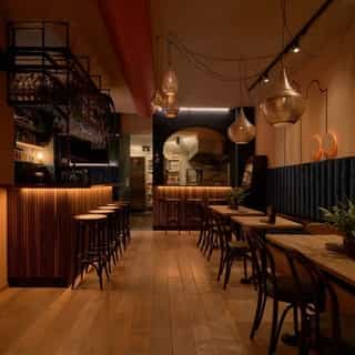 NIEUW op Horecaspot 👀⁠⁠
⁠⁠
🍽 Café, restaurant⁠
📍 ⁠Amsterdam⁠
✔Verhuur vastgoed⁠ & verkoop bedrijfsexploitatie⁠
⁠
Deze horecazaak is gelegen aan de Raamstraat in het centrum van Amsterdam. De zaak is gelegen aan de rand van de Jordaan en op loopafstand van het Leidseplein. De doelgroep bestaat mede dankzij de ligging uit buurtbewoners, toeristen en dagjesmensen.⁠
⁠
Het pand beschikt aan de voorzijde over brede openslaande deuren wat een uitnodigend effect heeft. Binnen is de horecazaak recent volledig gerenoveerd en ziet er zeer netjes en verzorgd uit. ⁠
⁠
Deze recent gerenoveerde horecazaak middenin het centrum is nu beschikbaar ter overname.⁠
⁠
Meer info? Brochure of bezichtiging aanvragen? ⁠
🔗 in bio