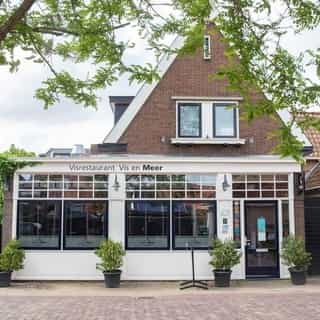 NIEUW op Horecaspot 👀⁠⁠
⁠⁠
🍽 Restaurant⁠
📍 Woudsend⁠
✔Verhuur vastgoed & verkoop⁠ bedrijfsexploitatie⁠
⁠
Hierbij bieden wij het bekende restaurant Vis en Meer in Woudsend aan voor de verhuur. Dit restaurant geniet bekendheid tot ver in de regio, is aangesloten bij Friesland culinair. Het bedrijf is smaakvol ingericht en voldoet aan alle eisen, keuken is ingericht met hoogwaardig apparatuur en strak afgewerkt.⁠
⁠
Er is voldoende opslagruimte. Het restaurant is rolstoeltoegankelijk en beschikt over een ruim invalidetoilet. Verscholen achter Vis en Meer vindt u de besloten binnentuin. Heerlijk rustig en beschut, met een deels overdekt en verwarmd terras. Dit prachtige bedrijf is een buitenkans voor de juiste horeca ondernemer(s).⁠
⁠
Meer info? Brochure of bezichtiging aanvragen? ⁠
🔗 in bio⁠