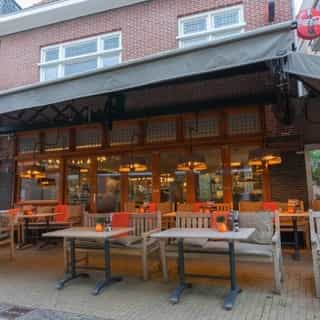 NIEUW op Horecaspot 👀⁠⁠
⁠⁠
🍽 café-restaurant, koffiezaak, lunchroom⁠
📍 Lochem⁠
✔Verhuur/verkoop vastgoed⁠ & verkoop bedrijfsexploitatie⁠
⁠
Al sinds 1988 (34 jaar! 😉) zijn de huidige ondernemers trotse eigenaar van dit horecabedrijf in het centrum van Lochem. Doordat zij nooit stil zitten en altijd blijven innoveren is het bedrijf in topconditie. ⁠
⁠
Het object is gesitueerd in de Gelderse stad Lochem, met de Daily-in in het hart, aan de Molenstraat, met uitzicht op zowel de winkelstraat als het Marktplein.⁠
⁠
Daily-in bestaat uit een gezellige open ruimte met een open keuken. Het beschikt over circa 75 zitplaatsen binnen en 50 zitplaatsen op het terras. ⁠
⁠
Meer info? Brochure of bezichtiging aanvragen? ⁠
🔗 in bio⁠