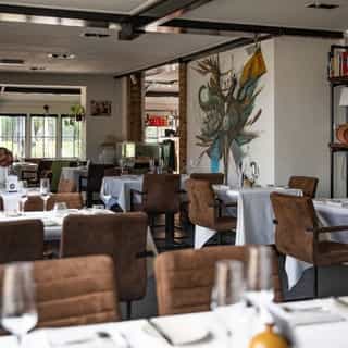 NIEUW op Horecaspot 👀⁠⁠
⁠⁠
🍽 Restaurant, eetcafé⁠
📍 Koudekerke⁠
✔Verhuur vastgoed⁠ & verkoop bedrijfsexploitatie⁠
⁠
In deze omgeving aan de Zeeuwse kust worden enorme aantallen toeristen verwelkomt uit zowel binnen- als buitenland. Koudekerke ligt vlakbij de duinen met de meest prachtige fietsroutes.⁠
⁠
In het restaurant is plaats voor 46 couverts. Er is een nieuw terras aan de zijkant van het pand met 24 stoelen. Op de eerste verdieping is een kleine studio van 20 m2 met een keukenblokje, toilet, badkamertje en slaapkamer. ⁠
⁠
Het restaurant biedt met een mooie uitstraling ruimte aan diverse concepten.⁠
⁠
Meer info? Brochure of bezichtiging aanvragen? ⁠
🔗 in bio