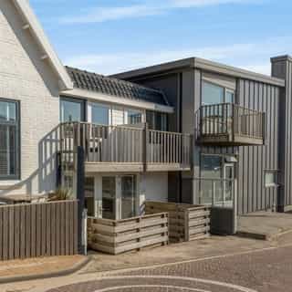 NIEUW op Horecaspot 👀⁠⁠
⁠⁠
🍽 Recreatie woning⁠
📍 Bergen⁠ aan zee⁠
✔Verkoop vastgoed⁠ & verkoop bedrijfsexploitatie⁠
⁠
Wonen én ondernemen op het mooiste plekje van Nederland; dit kan in Bergen aan Zee! ⁠
⁠
Op loopafstand van de stranden en duinenrij vindt u de vrijstaande woning met recreatiebedrijf. Het voormalig pension is in 2016/2017 volledig verbouwd tot woning met twee studio’s en een appartement. ⁠
⁠
De drie accommodaties beschikken over eigen sanitair en terras. Het bedrijf wordt door de eigenaresse sinds 2016 met gedrevenheid succesvol gerund onder de naam ‘SummerTime’. ⁠
⁠
De woning met 233 m² woonoppervlak heeft een eigen dakterras en separate entree die volledig is afgescheiden van de accommodaties.⁠
⁠
Meer info? Brochure of bezichtiging aanvragen? ⁠
🔗 in bio