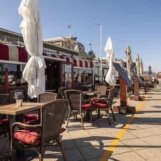 NIEUW op Horecaspot 👀⁠⁠
⁠⁠
🍽 Strandpaviljoen⁠
📍 Scheveningen⁠
✔Verhuur vastgoed⁠ & verkoop bedrijfsexploitatie⁠
⁠
Dit traditionele “all day” restaurant bestaat sinds 1996 en is daarmee een vast onderdeel van het horeca-aanbod in Scheveningen. 🏖️⁠
⁠
Aan de voorzijde is het terras gelegen, gevolgd door het niet permanent overdekte terras dat overgaat in het permanent overdekte terras. ⁠
⁠
De inrichting is functioneel en traditioneel. In de huidige staat is het bedrijf prima nog enkele jaren door te exploiteren. De locatie is echter ook zeer geschikt voor een totaal nieuw horecaconcept.⁠
⁠
Meer info? Brochure of bezichtiging aanvragen? ⁠
🔗 in bio⁠