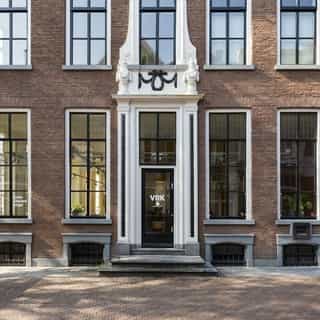 NIEUW op Horecaspot 👀⁠⁠
⁠⁠
🍽 Koffiezaak, lunchroom⁠
📍 Zutphen⁠
✔Verhuur & verkoop⁠
⁠
Gelegen in het historische centrum van de Hanzestad Zutphen treft men deze parel. De lunchroom, met fantastische specialty koffie ☕, is in 2021 na een ingrijpende verbouwing geopend en is een doorslaand succes.⁠
⁠
Gelegen in de drukste winkelstraat van de stad, nabij diverse grote retailers, is dit bij uitstek een plek om een dergelijk concept voort te zetten. Binnen zijn ruim 60 zitplaatsen en op het terras zijn 30 zitplaatsen.⁠
⁠
Het monumentale bedrijfspand heeft een oppervlak op de begane grond van meer dan 240 m2 en er is ook nog een zeer ruime kelder.⁠
⁠
Meer info? Brochure of bezichtiging aanvragen? ⁠
🔗 in bio⁠