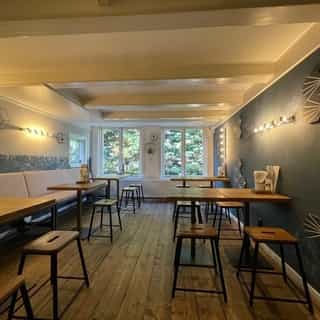 NIEUW op Horecaspot 👀⁠⁠
⁠⁠
🍽 Café, lunchroom⁠
📍 ⁠Amsterdam⁠
✔Verhuur vastgoed⁠ & verkoop bedrijfsexploitatie⁠
⁠
Deze inmiddels goed bekend staande formule heeft een aantal jaren geleden vanuit een casco situatie de zaak verbouwd, vernieuwd en ingericht.⁠
⁠
Er is een volledige professionele keuken. Naast deze keuken beschikt de ruimte ook over een prep ruimte en een ruime (droge) kelder voor opslag.⁠
⁠
De zaak is volledig geïsoleerd, elektra is vernieuwd en verzwaard met krachtstoom, alle inventaris is in eigendom en er zijn geen leveranciersverplichtingen.⁠
⁠
Meer info? Brochure of bezichtiging aanvragen? ⁠
🔗 in bio