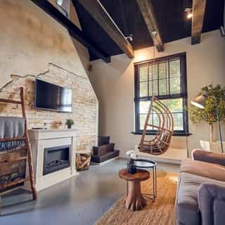 NIEUW op Horecaspot 👀⁠⁠
⁠⁠
🍽 Hotel⁠
📍 Ouderkerk aan de Amstel⁠
✔Verhuur vastgoed⁠ & verkoop bedrijfsexploitatie⁠
⁠
Dit boetiekhotel is gelegen aan rivier de Amstel te Amstelveen. De ligging nabij snelweg A9 zorgt voor een goede bereikbaarheid. In de omgeving kan men genieten van de natuur en zijn diverse goed lopende horecazaken gevestigd.⁠
⁠
Het hotel bestaat uit zeven gerenoveerde arbeiderswoningen welke naar verschillende thema’s zijn ingericht. Elke kamer is relatief luxe ingericht en beschikt over een eigen parkeerplaats, een zitje voor de deur en mooi uitzicht op de Amstel en de groene omgeving rondom.⁠ 🌲⁠
⁠
Meer info? Brochure of bezichtiging aanvragen? ⁠
🔗in bio