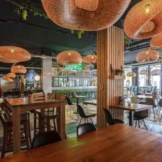 NIEUW op Horecaspot 👀⁠⁠
⁠⁠
🍽 Restaurant ⁠
📍 Ede⁠
✔Verhuur vastgoed⁠ & verkoop bedrijfsexploitatie⁠
⁠
Gelegen in het centrum van Ede wordt een restaurant met duidelijk concept te koop aangeboden. Pizza & Pizza is een begrip in Ede en omstreken. ⁠🍕⁠
⁠
De pizza’s worden authentiek bereidt in een hout gestookte pizzaoven, met een heerlijke krokante bodem en belegd met verse en eerlijke producten.⁠
⁠
In het restaurant zijn ongeveer 230 zitplaatsen. Het grote terras aan de voorzijde biedt plek aan 120 gasten. Aan capaciteit is dus geen gebrek!⁠
⁠
Meer info? Brochure of bezichtiging aanvragen? ⁠
🔗 in bio