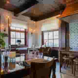 NIEUW op Horecaspot 👀⁠⁠
⁠⁠
🍽 Restaurant, eetcafé⁠
📍 Amsterdam⁠
✔Verhuur vastgoed⁠ & verkoop bedrijfsexploitatie⁠
⁠
Aan de Amstel, onder de rook van onze hoofdstad Amsterdam, wordt een restaurant van formaat te koop aangeboden. Al jarenlang een begrip in de wijde omgeving, De Oude Smidse in Ouderkerk aan de Amstel.⁠
​⁠
Het restaurant biedt plaats aan 130 zittende gasten, daarnaast biedt het ruime terras aan het water plaats aan nog eens 85 gasten. ⁠
⁠
Het object is gevestigd in het hoekpand aan de kruising tussen de Achterdijk, de Kerkstraat en de Rondehoep. Tegenover het object is de St. Urbanus Parochie Kerk gesitueerd. Bovendien is het mooi gelegen aan het water, dit biedt een prachtig uitzicht over de Amstel. In de nabije omgeving is voldoende parkeergelegenheid voor gasten aanwezig.⁠
⁠
Meer info? Brochure of bezichtiging aanvragen? ⁠
🔗 in bio⁠