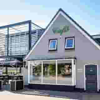 NIEUW op Horecaspot 👀⁠⁠
⁠⁠
🍽 Restaurant, eetcafé⁠
📍 Ureterp⁠
⁠
In Ureterp wordt een mooi en goed ingericht horecabedrijf It Alde Ste aangeboden. Zowel de cafetaria als het (eet)cafe gedeelte wordt jaarlijks goed in stand gehouden en voortdurend geïnvesteerd in nieuwe apparatuur. ⁠
⁠
Het bedrijf biedt inclusief zaalcapaciteit plaats voor ca 250 personen en op het gezellige terras kunnen ca 70 personen plaats nemen. Op de eerste verdieping is een ruime eigenaarswoning met open keuken, 3 slaapkamers en badkamer. ⁠
⁠
Het onroerend goed is te huur en wordt goed onderhouden. De eigenaar is toe aan een nieuwe uitdaging maar gaat met pijn in het hart afscheid nemen van deze mooie onderneming.⁠
⁠
Meer info? Brochure of bezichtiging aanvragen? ⁠
🔗 in bio⁠