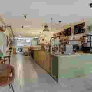 NIEUW op Horecaspot 👀⁠⁠
⁠⁠
🍽 Bakkerij, lunchroom⁠
📍 Amsterdam-West⁠
✔Verhuur vastgoed⁠ & verkoop bedrijfsexploitatie⁠
⁠
Rise Bakery ligt ongeveer halverwege de Albert Cuyp. Beroemde horecabedrijven liggen op slechts enkele meters afstand. En wat te denken van het André Hazes Monument. Het is met recht een toplocatie in de Pijp waarbij deze bakkerij met mengformule een goede positie heeft in de aanwezige horeca en de markt.⁠
⁠
Het assortiment van Rise Bakery is divers, herkenbaar en toch vernieuwend. Goede koffie en aanverwante producten completeren het concept waardoor menig Amsterdammer en toerist de weg naar dit leuke bedrijf weet te vinden.⁠
⁠
Meer info? Brochure of bezichtiging aanvragen? ⁠
🔗 in bio⁠