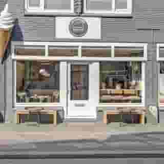 NIEUW op Horecaspot 👀⁠⁠
⁠⁠
🍽 Bezorg- en afhaal zaak⁠
📍 ⁠Hilversum⁠
✔Verhuur vastgoed⁠ & verkoop bedrijfsexploitatie⁠
⁠
Deze goed lopende burgerzaak in het centrum van Hilversum beschikt over het concept "build your own burger" Gasten kunnen via de website een eigen burger “bouwen” met diverse producten. 🍔 ⁠
⁠
Het burgerhuis is naast burgers ook gespecialiseerd in de verkoop van verse frieten en chickenwings. Het motto is "kwaliteit staat voorop".⁠
⁠
Onlangs is het burgerhuis gestart met een tweede webwinkel, gespecialiseerd in satés.⁠
⁠
Meer info? Brochure of bezichtiging aanvragen? ⁠
🔗 in bio