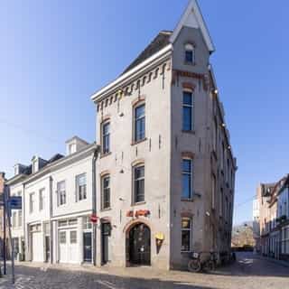 NIEUW op Horecaspot 👀⁠⁠
⁠⁠
🍽 Snackbar, cafetaria, afhaal & bezorgen⁠
📍 Den Bosch⁠
✔Verhuur vastgoed⁠
⁠
Aan de Molenstraat 1 in Den Bosch, vind je deze snackbar. Ter overname!⁠ 🍟⁠
⁠
De zaak die bekendstaat om haar vers gesneden friet, komt op de markt omdat de huidige ondernemers besloten hebben zich te focussen op 2 in plaats van 3 zaken.⁠
⁠
Een fantastische kans om een gouden formule te starten.⁠
⁠
Het hoekpand bevindt zich op een kruissplitsing aan de Binnendieze, in het hart van het centrum van Den Bosch. Een zeer gewilde locatie.⁠
⁠
Meer info? Brochure of bezichtiging aanvragen? ⁠
🔗 in bio⁠
