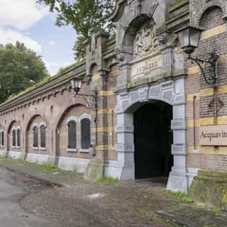 NIEUW op Horecaspot 👀⁠⁠
⁠⁠
🍽 Restaurant⁠
📍 Naarden Vesting⁠
✔Verhuur vastgoed⁠ & verkoop bedrijfsexploitatie⁠
⁠
Prachtig restaurant in het Gooi. Verscholen en toch prominent. Gesitueerd in een historisch pand met unieke uitstraling en eigenschappen. ⁠
⁠
Mede door de grote parkeerplaats voor de deur en de goede bereikbaarheid (20 min van Amsterdam) is het bedrijf ook populair bij de zakelijke gast. Verder heeft het object een binnen tuin, wat fungeert als terras.⁠
⁠
De eigenaren zijn na bijna 10 jaar klaar om het stokje over te geven aan een nieuw, ambitieus paar. Heb je interesse? Neem contact met ons op voor meer informatie.⁠
⁠
Meer info? Brochure of bezichtiging aanvragen? ⁠
🔗 in bio⁠