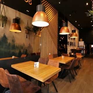 NIEUW op Horecaspot 👀⁠⁠
⁠⁠
🍽 Lunchroom⁠, restaurant⁠
📍 Amsterdam⁠
✔Verhuur vastgoed⁠ & verkoop bedrijfsexploitatie⁠
⁠
Deze complete en gezellig ingerichte horecazaak is gelegen aan de Haarlemmerdijk, een populaire winkelstraat in het centrum van de stad, aan de rand van de Jordaan. ⁠
⁠
Parkeren kan gemakkelijk in de parkeergarage onder het Haarlemmerplein. Tevens is er op het Haarlemmerplein een tram- en busverbinding.⁠ 🚌⁠
⁠
Direct voor de zaak is terras aanwezig wat een leuke en uitnodigende indruk geeft. Bij binnenkomst van de horecazaak zijn er aan de linkerzijde een aantal zitplekken gesitueerd, rechts een ruime bar en na de bar zijn er nog diverse zitplekken. Achterin de zaak bevindt zich de keuken.⁠
⁠
Meer info? Brochure of bezichtiging aanvragen? ⁠
🔗 in bio