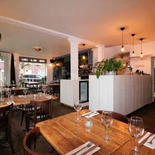 NIEUW op Horecaspot 👀⁠⁠
⁠⁠
🍽 Restaurant⁠ met bedrijfswoning⁠
📍 Amsterdam⁠-Oost⁠
✔Verhuur vastgoed⁠ & verkoop bedrijfsexploitatie⁠
⁠
De zaak is gelegen op een fijne hoeklocatie van het Galileiplantsoen en de Buys Ballotstraat in Amsterdam Oost. Voor de zaak is een vergund terras van circa 25m². Direct boven de zaak is een ruime 2-laags woning wat dit object alleen maar interessanter maakt.⁠
⁠
Eenmaal binnen komt men direct in het zitgedeelte, achterin in de ruimte is de bar gesitueerd en in het verlengde daarvan de keuken. ⁠
⁠
Direct boven de zaak is een ruime 2-laags woning welke tot het gehuurde behoort.⁠
⁠
Meer info? Brochure of bezichtiging aanvragen? ⁠
🔗 in bio