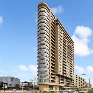 NIEUW op Horecaspot 👀⁠⁠
⁠⁠
🍽 Casco bedrijfsruimte⁠
📍 ⁠Amsterdam⁠
✔Verhuur vastgoed⁠ ⁠
⁠
Deze casco horecazaak is gelegen in Amsterdam Oost, in de Omval. Deze buurt heeft een grote ontwikkeling ondergaan afgelopen jaren. Zodoende is er hedendaags een mooie diversiteit aan bedrijvigheid en wonen. ⁠
⁠
De betreffende casco horecazaak bevindt zich in het pas opgeleverde en zeer opvallende State, een appartementencomplex. 🏙️⁠
⁠
Het complex beschikt over alle faciliteiten om duurzaam geëxploiteerd te worden.⁠
⁠
De situering in de ronde hoek van het object zorgt voor een dynamische inrichting en veel lichtinval. ⁠
⁠
Dankzij de casco oplevering kan de gehele ruimte exact naar eigen wens ingericht worden.⁠
⁠
Meer info? Brochure of bezichtiging aanvragen? ⁠
🔗 in bio