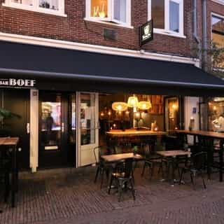 NIEUW op Horecaspot 👀⁠⁠
⁠⁠
🍽 Restaurant, eetcafé⁠
📍 Haarlem⁠
✔Verhuur vastgoed⁠ & verkoop bedrijfsexploitatie⁠
⁠
Dit object ligt gelegen in het centrum van Haarlem aan de Kleine Houtstraat, die al meerdere jaren uitgeroepen is tot leukste winkelstraat van Nederland! De bereikbaarheid van de zaak is goed.⁠
⁠
De huurprijs geldt voor het gehele pand, met 3 bovengelegen appartementen. De appartementen kan men middels B&B verhuren of in eigen gebruik nemen.⁠
⁠
Voor de zaak is een terras gelegen waar plek is voor circa 15 mensen. Aan de overzijde van de straat heeft de zaak tijdelijke uitbreiding van het terras tot en met zeker oktober 2022. ⁠
⁠
Eenmaal binnen valt direct de gezellige huiselijke sfeer. Als men doorloopt staat aan de linkerzijde de mooie ruime bar. Op deze wijze is er aan de voorkant van de zaak een restaurant/zitgedeelte gecreëerd en achterin de zaak een borrelgedeelte. Helemaal achterin bevindt zich de keuken.⁠
⁠
De zaak is per direct en geheel zonder verplichtingen over te nemen.⁠
⁠
Meer info? Brochure of bezichtiging aanvragen? ⁠
🔗 in bio⁠