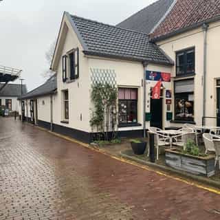 NIEUW op Horecaspot 👀⁠⁠
⁠⁠
🍽 Eetcafé, koffiezaak, lunchroom⁠
📍 ⁠Hattem⁠
✔Verhuur vastgoed⁠ & verkoop bedrijfsexploitatie⁠
⁠
Tegenover ‘Eten en Drinken Bij De Molen’ ligt dit zeer mooie karakteristieke pand waarin momenteel ‘In Hartje Hattem’ wordt geëxploiteerd.⁠
⁠
De locatie kenmerkt zich door de prachtige oude binten, de lage ingang en het terras aan de voorzijde met een goed zicht. Zodra je binnenkomt voel je de warmte en de gezelligheid.⁠
⁠
Dit bedrijf wordt ‘solo’ aangeboden maar is ook te koop samen met de er tegenover gelegen brasserie, lunchroom, bistro ‘Eten en drinken Bij de Molen’. 🍽️⁠
⁠
Meer info? Brochure of bezichtiging aanvragen? ⁠
🔗 in bio⁠
