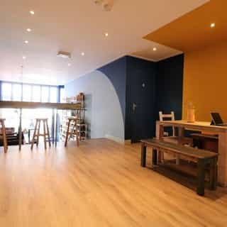 NIEUW op Horecaspot 👀⁠⁠
⁠⁠
🍽 Bezorg en afhaal, lunchroom⁠ en catering⁠
📍 Amsterdam⁠
✔Verhuur vastgoed⁠ & verkoop bedrijfsexploitatie⁠
⁠
⁠Dit object ligt gelegen aan de Ferdinand Bolstraat, om de hoek van de Rustenburgerstraat. De bereikbaarheid is goed. 🚇⁠
⁠
Eenmaal binnen in de zaak is aan de rechterzijde een koel-toonbank en aan de linkerzijde stellingen. Als je doorloopt naar achteren kom je via een trap bij de vide waar een aantal zitplekken zijn gesitueerd. In het souterrain is een keuken aanwezig. ⁠
⁠
De zaak is eind 2020 geheel gerenoveerd, zowel het elektra als het leidingwerk zijn vernieuwd.⁠
⁠
Deze nette mengformule op een goede locatie kan per direct en zonder verdere verplichtingen worden overgenomen.⁠
⁠
Meer info? Brochure of bezichtiging aanvragen? ⁠
🔗 in bio