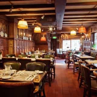 NIEUW op Horecaspot 👀⁠⁠
⁠⁠
🍽 Restaurant⁠
📍 Amsterdam⁠
✔Verhuur vastgoed⁠
⁠
Dit succesvolle en bekende restaurant is zeer compleet. Het in het hartje centrum Amsterdam, nabij Het Spui.⁠
⁠
Er is een entree aan de voorgelegen Spuistraat en een entree aan achtergelegen geheel vernieuwde Nieuwezijds Voorburgwal waardoor mensen makkelijk kunnen binnenstappen. ⁠
⁠
Het altijd vergunde terras van 80 zitplaatsen bevindt zich aan de zijgelegen entree waardoor het terras altijd makkelijk van binnenuit te bedienen is. ⁠☀️⁠
⁠
Vanwege het historische karakter van de gebouwen de authentieke inrichtingen heerst er een gemoedelijke en gezellige sfeer.⁠
⁠
Kortom een zeer mooie kans om op deze locatie een restaurantbedrijf te starten.⁠
⁠
Meer info? Brochure of bezichtiging aanvragen? ⁠
🔗 in bio