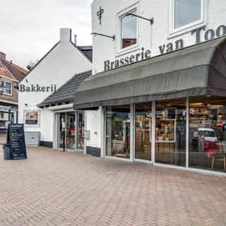 NIEUW op Horecaspot 👀⁠⁠
⁠⁠
🍽 Bakkerij, brasserie, eetcafé⁠, restaurant, koffiezaak, lunchroom⁠
📍 Rhenen⁠
✔Verkoop vastgoed, bedrijfswoning⁠ & bedrijfsexploitatie⁠
⁠
Gelegen in het hart van Rhenen vindt men Bakkerij & Brasserie van Toor en de bovengelegen woning. De bakkerij en brasserie zijn gelegen op een goede zichtlocatie. ⁠
⁠
Dit prachtige pand beschikt over een oppervlakte van circa 455 m². Het object bestaat uit drie verdiepingen. De bakkerij en de brasserie met keuken bevindt zich op de begane grond en de woning bevindt zich op de eerste en tweede verdieping. ⁠
⁠
Van origine was dit pand in gebruik als bakkerij en is al bijna 40 jaar een begrip in Rhenen. In 2001 is de brasserie toegevoegd aan de bakkerij. 🍞🥐⁠
⁠
De eigenaren zijn na 40 jaar toe aan een nieuwe stap. Daarom verkopen zij hun horecabedrijf met bovengelegen woning. ⁠
⁠
Meer info? Brochure of bezichtiging aanvragen? ⁠
🔗 in bio⁠