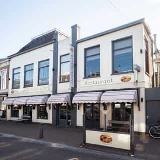 NIEUW op Horecaspot 👀⁠⁠
⁠⁠
🍽 Restaurant⁠, bed&breakfast, hotel, café⁠
📍Gorredijk⁠
✔Verkoop vastgoed⁠ & verkoop bedrijfsexploitatie⁠
⁠
Investeerders en projectontwikkelaars opgelet! In het centrum van Gorredijk staat dit oud karakteristieke horecapand te koop. Bekend al sinds 1633 als “In den Roomsen Keizer”.⁠
⁠
Op dit moment wordt de zaak geëxploiteerd als restaurant onder de naam “ de Vrolijke Keizer”.⁠
⁠
Het pand heeft als hotel gediend en is zeer geschikt om om te bouwen tot Bed&breakfast of appartementen voor verhuur. ⁠
⁠
Het huidige restaurant wordt nog geëxploiteerd maar mogelijkheden tot winkelruimte op de begane grond behoren zeker tot de mogelijkheden. ⁠
⁠
⁠Meer info? Brochure of bezichtiging aanvragen? ⁠
🔗 in bio