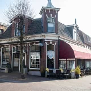 NIEUW op Horecaspot 👀⁠⁠
⁠⁠
🍽 Eetcafé, koffiezaak, lunchroom, restaurant, catering⁠
📍 Gorredijk⁠
✔Verkoop vastgoed⁠ & verkoop bedrijfsexploitatie⁠
⁠
Op een goede zicht locatie in Gorredijk vind je deze mooie dagzaak. Met terras aan open vaarwater direct bij de brug aan de sluis is Brasserie de Vergulde Turf al vele jaren een begrip.⁠
⁠
Binnen is plek voor ca 60 personen en op het zonnige terras kunnen ca 100 personen plaats nemen. 🌞⁠
⁠
Het bedrijf voldoet aan alle huidige eisen en er is een mogelijkheid om een bedrijfswoning te creëren op de eerste verdieping. ⁠
⁠
Het onroerend goed wordt samen met de exploitatie te koop aangeboden.⁠
⁠
Meer info? Brochure of bezichtiging aanvragen? ⁠
🔗 in bio⁠