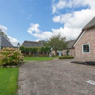 NIEUW op Horecaspot 👀⁠⁠
⁠⁠
🍽 Bed & breakfast, hotel, restaurant⁠
📍 ⁠Zuidwolde⁠
✔Verhuur vastgoed⁠ & verkoop bedrijfsexploitatie⁠
⁠
In 1992 koopt de familie de vervallen boerderij. Nadat het metselwerk en de houten balken voorzichtig zijn gedemonteerd, is het object volledig nieuw opgebouwd. 🚜⁠
⁠
Aan de voet van de Drentse Heuvelrug weet de zaak de harten van een alsmaar groeiende groep klanten te winnen. ⁠
⁠
Dat laatste geldt voor een nieuwe exploitant net zozeer. Het is een gespreid bed voor wie de bedrijfsexploitatie koopt en het uitstekend onderhouden multifunctionele horecapand gaat huren. Met 14 hotelkamers, een ruim appartement, een restaurant en diverse zalen.⁠
⁠
Meer info? Brochure of bezichtiging aanvragen? ⁠
🔗 in bio