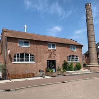 NIEUW op Horecaspot 👀⁠⁠
⁠⁠
🍽 Bezorg- en afhaalzaak, Café-restaurant, Eetcafé, Lunchroom, Restaurant⁠
📍 Nijmegen⁠
✔Verhuur vastgoed⁠ & verkoop bedrijfsexploitatie⁠
⁠
Wegens succes en andere toekomstplannen is deze ondernemer op zoek naar opties om het succes verder uit te breiden. ⁠
⁠
In 2018 is dit voormalig ketelhuis omgebouwd tot een eigentijdse horeca locatie. Op een slimme manier is er, via split level, een prachtige open ruimte ontstaan, waar je heerlijk kunt vertoeven. ⁠🏭⁠
⁠
Het huidige concept is modern, hip en eigentijds met nog veel mogelijkheden voor uitbreidingen. In de coronaperiode heeft de huidige exploitant een goede afhaal- en bezorgfunctie weten te creëren zodat ook in de mindere periode hij zijn naam en reputatie heeft kunnen behouden.⁠
⁠
Meer info? Brochure of bezichtiging aanvragen? ⁠
🔗 in bio⁠