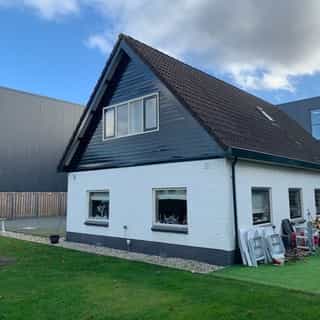 NIEUW op Horecaspot 👀⁠⁠
⁠⁠
🍽 Bedrijfswoning met bedrijfshal⁠
📍 Ermelo⁠
✔Verkoop vastgoed⁠
⁠
Deze bedrijfswoning met bedrijfshal ligt gelegen tussen Harderwijk en Ermelo. Dit is een kans als je dicht bij jouw eigen bedrijf wil wonen en werken.⁠
⁠
De bedrijfswoning is centraal gelegen in het land en goed te bereiken met openbaar vervoer en via de A28. ⁠
⁠
De woning is voorzien van een hal, een landelijke woonkeuken en een woonkamer met aansluitend een slaap-/werkkamer.⁠ 🏡⁠
⁠
Op de verdieping drie slaapkamers, bergruimte en een tweede badkamer⁠
⁠
Inhoud van de woning is ca. 519 m³ en de woonoppervlakte ca. 145 m². De bedrijfshal van 70m² welke gebouwd is in 2019 en geschikt is voor diverse doeleinden.⁠
⁠
Meer info? Brochure of bezichtiging aanvragen? ⁠
🔗 in bio⁠