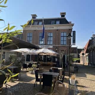 NIEUW op Horecaspot 👀⁠⁠
⁠⁠
🍽 Restaurant⁠
📍 Makkum⁠
✔Verkoop vastgoed⁠ & verkoop bedrijfsexploitatie⁠
⁠
Het Restaurant It Posthûs te Makkum ✉️ (Friesland), gevestigd in een gezicht- en beeldbepalend pand wordt te koop aangeboden.⁠
⁠
Het pand, met op de 1e en 2e verdieping een prachtige bovenwoning en op de begane grond een goed lopend restaurant met aan de pleinzijde een groot terras en aan de havenzijde een serre aanbouw.⁠
⁠
Er is sprake van een beschermd stads- of dorpsgezicht bepalend pand. De combinatie van dit unieke plekje, met een woning en een goed lopend restaurant wordt niet zo vaak te koop aangeboden. ⁠
⁠
Grijp uw kansen!⁠
⁠
Meer info? Brochure of bezichtiging aanvragen? ⁠
🔗 in bio⁠