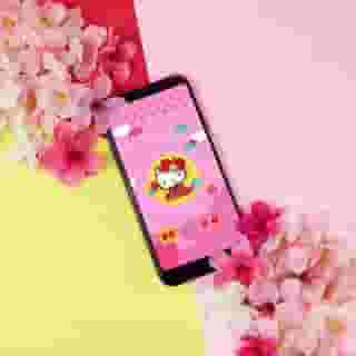 Supercute and on the go! 💗🌸  Celebrate Hello Kitty's birthday month with new wallpapers for your mobile phone 📲 Visit the link in bio to download your favorite! #Sanrio60