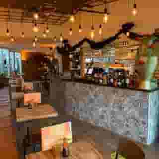 NIEUW op Horecaspot 👀⁠⁠
⁠⁠
🍽 Brasserie en lunchroom⁠
📍 Hengelo⁠
✔Verhuur vastgoed⁠ & verkoop bedrijfsexploitatie⁠
⁠
Gelegen tussen het station en het centrum – aan het marktplein – bevindt zich dit bedrijf. Momenteel ingericht als lunchroom. Maar het is ook geschikt voor andere formules.⁠
⁠
De markt in Hengelo ondergaat binnenkort een gehele renovatie en zal daarna nog aantrekkelijker worden voor de gasten.⁠
⁠
Binnen zijn momenteel een 40-tal zitplaatsen. Maar dit is nog uit te breiden. De locatie is door haar vorm verrassend knus.⁠
⁠
Er is een ruim gevelterras aan de voorzijde van het bedrijf. Daarnaast is er ook nog een eilandterras van 40m² 🏝️. Deze is wellicht in overleg met de gemeente nog uit te breiden.⁠
⁠
Meer info? Brochure of bezichtiging aanvragen? ⁠
🔗 in bio⁠