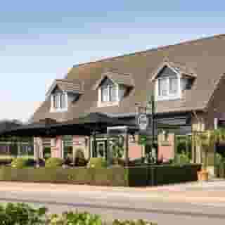 NIEUW op Horecaspot 👀⁠⁠
⁠⁠
🍽 Café-restaurant, Eetcafé, Restaurant⁠
📍 ⁠Mander⁠
✔Verkoop vastgoed⁠ & verkoop bedrijfsexploitatie⁠
⁠
Ria’s Eetcafé is een fenomeen. Deze nette, gezellige zaak in het Twentse landschap is dan ook een favoriet bij locals. De hoeveelheid gasten die hier kind aan huis zijn is ongekend. ⁠
⁠
Vanwege deze aanloop heeft het bedrijf onlangs een stuk grond naast het bedrijf aangeschaft om parkeerproblemen rondom het bedrijf te voorkomen.⁠
⁠
Het eetcafé telt 90 zitplaatsen binnen en nog eens 70 op het terras. Op de verdieping bevindt zich een bedrijfswoning met 3 ruime slaapkamers, bergruimte, badkamer en woonkeuken. ⁠🏡⁠
⁠
⁠Meer info? Brochure of bezichtiging aanvragen? ⁠
🔗 in bio