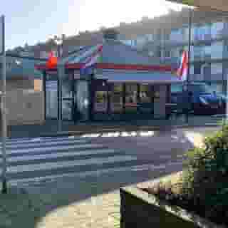 NIEUW op Horecaspot 👀⁠⁠
⁠⁠
🍽 Bezorg- en afhaalzaak, Cafetaria, IJssalon, Lunchroom, Catering⁠
📍 ⁠Apeldoorn⁠
✔Verhuur vastgoed⁠ & verkoop bedrijfsexploitatie⁠
⁠
Winkelcentrum Het Schubertplein is het oudste winkelcentrum van Apeldoorn. Midden op dit plein staat al ruim 20 jaar een kiosk op een mooie zicht locatie.⁠
⁠
De kiosk inclusief de inventaris is goed onderhouden en nog steeds eigentijds. De omzetten zijn al geruime tijd constant met een goede marge. Een nieuw ondernemerskoppel kan hier een goede boterham verdienen!⁠
⁠
De kiosk voldoet aan alle eisen en kan ook voor andere formules ingezet worden!⁠
⁠
Meer info? Brochure of bezichtiging aanvragen? ⁠
🔗 in bio