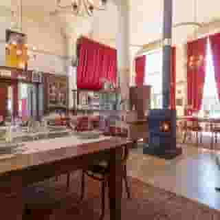 NIEUW op Horecaspot 👀⁠⁠
⁠⁠
🍽 Restaurant De Olde Fabriek⁠
📍 Wapserveen⁠
✔Verkoop vastgoed⁠ & verkoop bedrijfsexploitatie⁠
⁠
Eens in de zoveel tijd doet er zich een unieke kans voor. Neem nou deze Olde Fabriek in Wapserveen. Een icoon dat, nadat het verschillende functies heeft bekleed, dienstdoet als opslag-, horeca- en cateringlocatie.⁠
⁠
De huidige eigenaren hebben in 2010 het voorste gedeelte van de fabriek omgebouwd naar een huiskamerrestaurant met een professionele keuken. Deze keuken is ook geschikt voor het geven van workshops. 👨🏼‍🍳⁠
⁠
De Olde Fabriek is gelegen in landelijk gebied en heeft de bestemming "bedrijf". Waardoor het zich leent voor verschillende functies.⁠
⁠
Meer info? Brochure of bezichtiging aanvragen? ⁠
🔗 in bio⁠
⁠