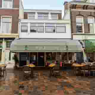 NIEUW op Horecaspot 👀⁠⁠
⁠⁠
🍽 Lunchroom / restaurant⁠
📍 Scheveningen⁠
✔Verhuur vastgoed⁠ & verkoop bedrijfsexploitatie⁠ (op aanvraag)⁠
⁠
Dit restaurant ligt gelegen midden in de winkelstraat "de Keizerstraat". De oudste en meest historische winkelstraat van Scheveningen, op nog geen vijf minuten lopen van de boulevard.⁠
⁠
Met zijn unieke ligging in het oude dorp, maar ook met het strand om de hoek, is het een zeer goede locatie voor een lunchroom / restaurant.⁠
⁠
De zaak is in 2016 totaal gerenoveerd. Het restaurant is bijzonder sfeervol ingericht met prachtige foto’s van Scheveningen aan de wanden en op het plafond. ⁠
⁠
Naast 60 zitplaatsen binnen is er een zonnig terras met 30 zitplaatsen. De ruime volledig ingerichte keuken is ideaal geschikt voor afhalen en bezorgen. ⁠
⁠
Kortom een zaak met vele mogelijkheden. ⁠
⁠
Meer info? Brochure of bezichtiging aanvragen? ⁠
🔗 in bio⁠
⁠
