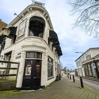 NIEUW op Horecaspot 👀⁠⁠
⁠⁠
🍽 Restaurant ⁠
📍 ⁠Schiedam⁠
✔Verhuur vastgoed⁠ & verkoop bedrijfsexploitatie⁠
⁠
Dit restaurant is gevestigd in één van de meest iconische panden van Schiedam, midden in het centrum van de stad.⁠
⁠
Het pand is fraai ingericht als café restaurant met een compleet ingerichte keuken. De begane grond heeft een grote bar midden in de zaak en een mooi ingericht restaurantgedeelte. Op de eerste verdieping is een aparte zaal, met eigen bar en voorbereidingskeuken. ⁠
⁠
Er zijn vele concepten mogelijk in het pand, van stadscafé, brasserie tot restaurant met aparte zaalverhuur. Het pand is ook een erkende trouw locatie.⁠ 👰⁠
⁠
Meer info? Brochure of bezichtiging aanvragen? ⁠
🔗 in bio